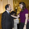 Asghar Farhadi et la ministre Aurélie Filippetti lorsque le cinéaste iranien a été décoré Officier de l'ordre des Arts et des Lettres au ministère de la Culture à Paris le 27 février 2014