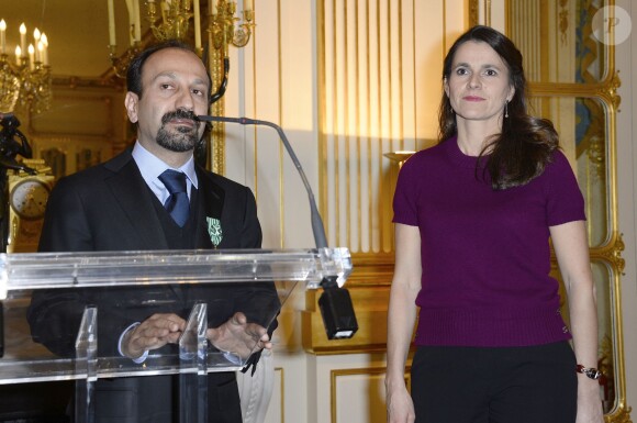 Asghar Farhadi et Aurélie Filippetti lorsque le cinéaste iranien a été décoré Officier de l'ordre des Arts et des Lettres au ministère de la Culture à Paris le 27 février 2014