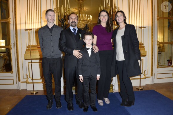 Alexandre Mallet-Guy, Asghar Farhadi, Elyes, Aurélie Filippetti et Bérénice Bejo lorsque le cinéaste iranien Asghar Farhadi a été décoré Officier de l'ordre des Arts et des Lettres au ministère de la Culture à Paris le 27 février 2014