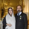 Asghar Farhadi et sa femme Parisa Bakhtavar lorsque le cinéaste iranien a été décoré Officier de l'ordre des Arts et des Lettres au ministère de la Culture à Paris le 27 février 2014
