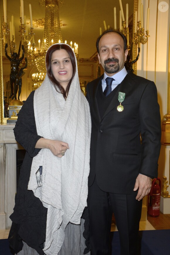Asghar Farhadi et sa femme Parisa Bakhtavar lorsque le cinéaste iranien a été décoré Officier de l'ordre des Arts et des Lettres au ministère de la Culture à Paris le 27 février 2014