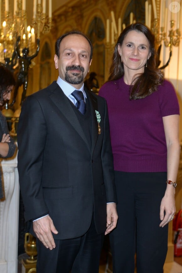 Aurélie Filippetti lorsque le cinéaste iranien Asghar Farhadi a été décoré Officier de l'ordre des Arts et des Lettres au ministère de la Culture à Paris le 27 février 2014