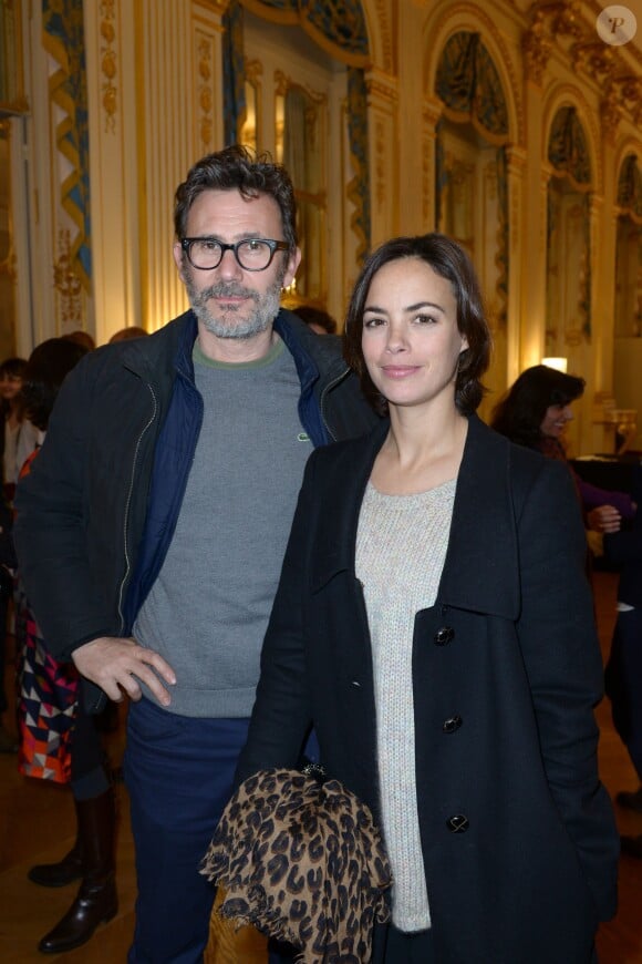 Michel Hazanavicius et sa compagne Bérénice Bejo lorsque le cinéaste iranien Asghar Farhadi a été décoré Officier de l'ordre des Arts et des Lettres au ministère de la Culture à Paris le 27 février 2014