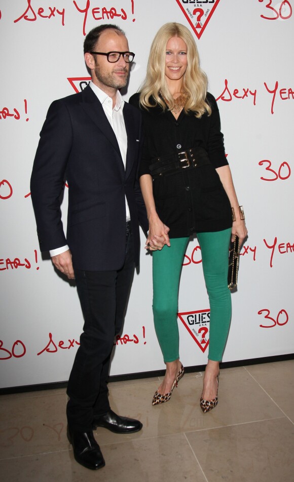 La splendide Claudia Schiffer arrive au 30e anniversaire de la marque Guess à Paris en mai 2012. Elle est au bras de son mari, Matthew Vaughn