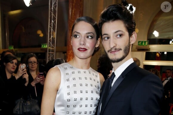 Pierre Niney (montre Star Classique Montblanc) et sa compagne Natasha Andrews à la 39e cérémonie des César au théâtre du Châtelet à Paris, le 28 Février 2014.