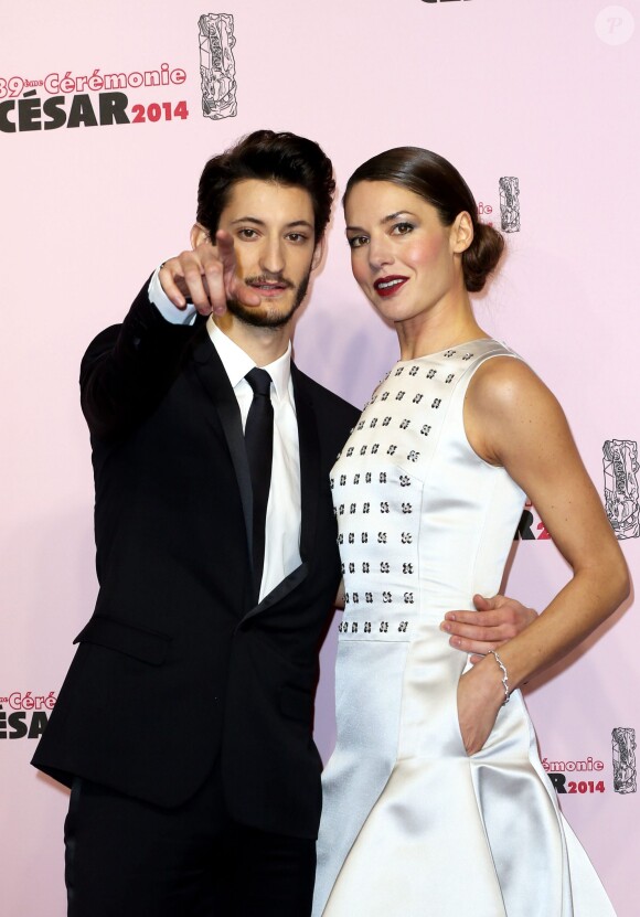Pierre Niney (montre Montblanc) et sa compagne Natasha Andrews posent à la 39e cérémonie des César au théâtre du Châtelet à Paris, le 28 Février 2014.