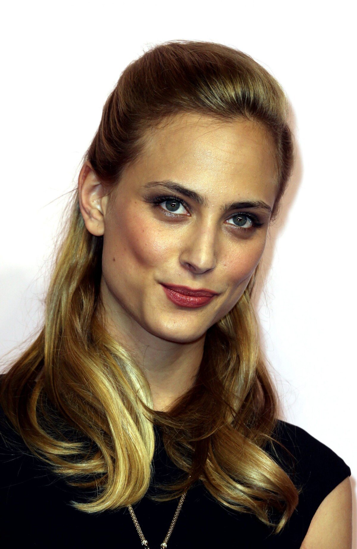 Photo : Nora Arnezeder - Arrivées Exterieur - 39ème cérémonie des Cesar au  théâtre du Châtelet à Paris Le 28 Février 2014 Arrivals at 39th Cesar  ceremony (French movie awards) at Theatre