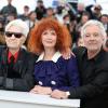 Hippolyte Girardot, Alain Resnais, Sabine Azéma et Pierre Arditi lors du photocall du film Vous n'avez encore rien vu le 21 mai 2012 à Cannes