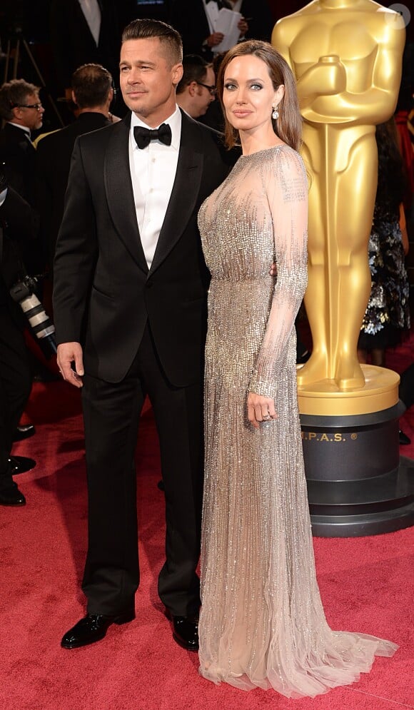 Angelina Jolie (en Elie Saab) et Brad Pitt superbes à la 86e cérémonie des Oscars à Hollywood, le 2 mars 2014.