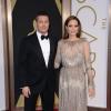 Brad Pitt et Angelina Jolie amoureux et rayonnants à la 86e cérémonie des Oscars à Hollywood, le 2 mars 2014.