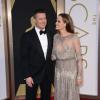 Brad Pitt et Angelina Jolie amoureux et rayonnants à la 86e cérémonie des Oscars à Hollywood, le 2 mars 2014.