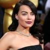 Margot Robbie du Loup de Wall Street, version brune et dans une somptueuse robe bustier Saint Laurent par Heidi Slimane, sur le tapis rouge des Oscars à Los Angeles le 2 mars 2014