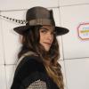 Elisa Sednaoui arrive au défilé Chanel automne/hiver 2014-2015 à Paris, le 4 mars 2014