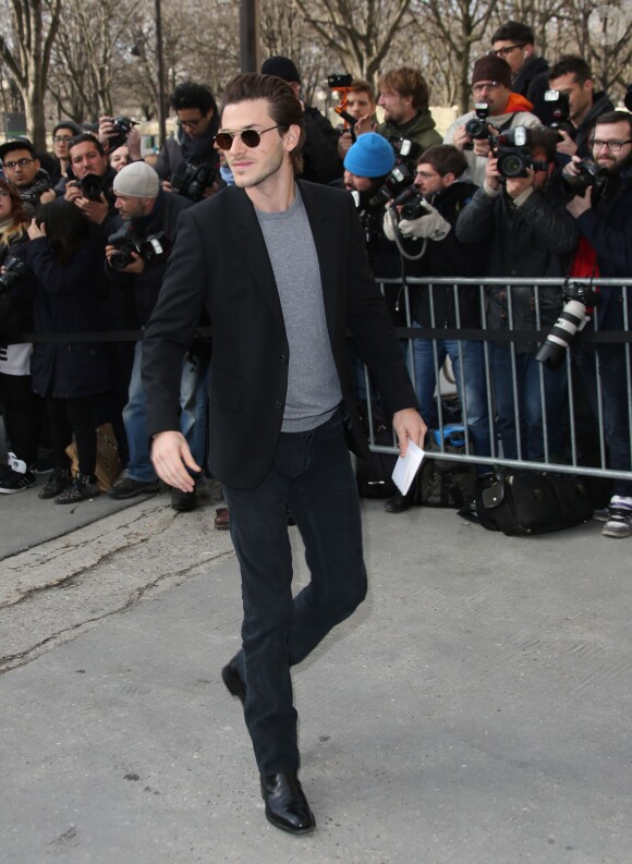 Gaspard Ulliel arrive au défilé Chanel le 4 mars 2014 au Grand Palais.