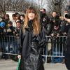 Caroline de Maigret arrive au défilé Chanel le 4 mars 2014 au Grand Palais.