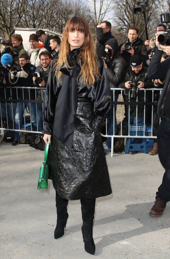 Caroline de Maigret arrive au défilé Chanel le 4 mars 2014 au Grand Palais.