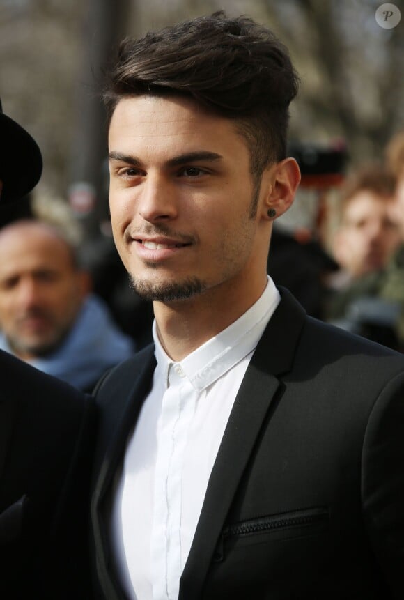 Baptiste Giabiconi arrive au défilé Chanel le 4 mars 2014 au Grand Palais.