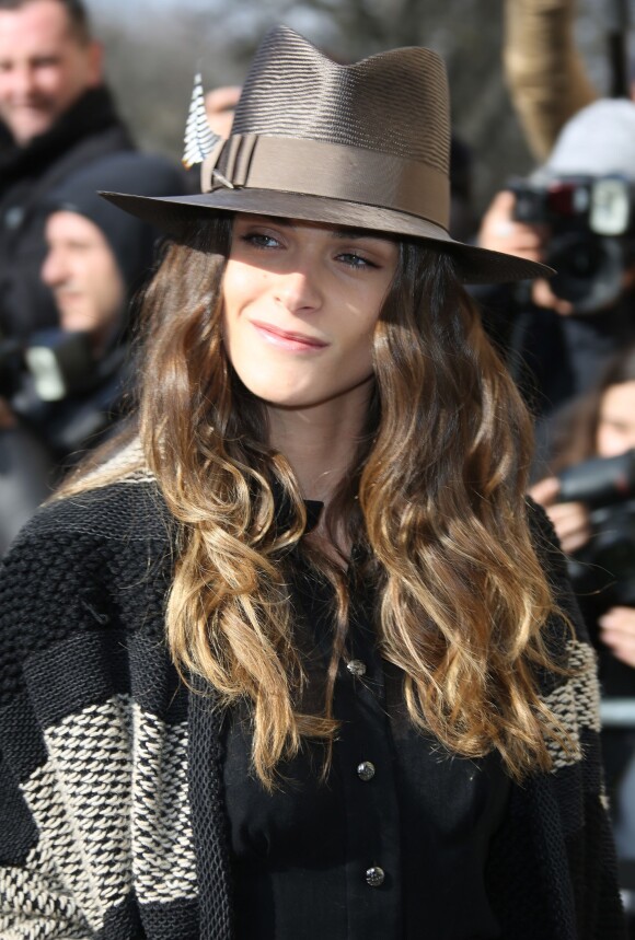 Elisa Sednaoui arrive au défilé Chanel le 4 mars 2014 au Grand Palais.