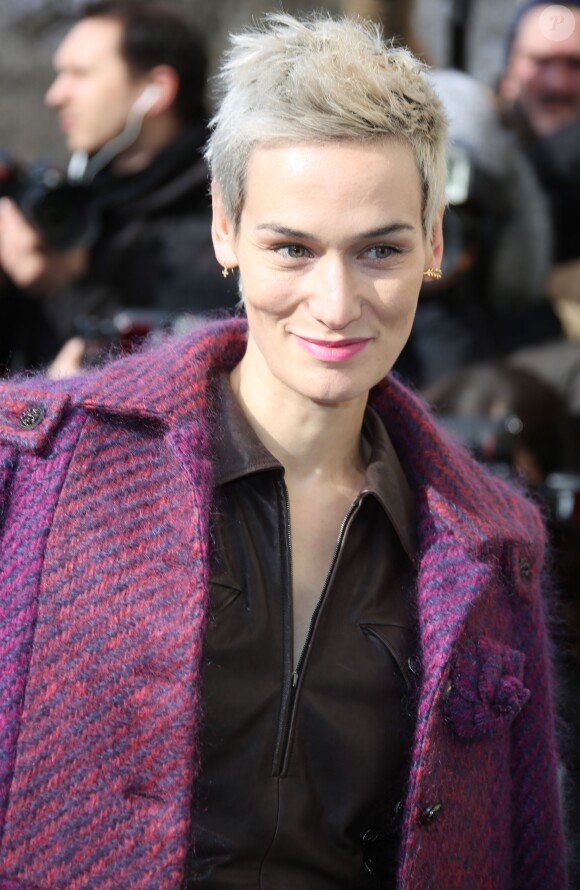 Clotilde Hesme arrive au défilé Chanel le 4 mars 2014 au Grand Palais.