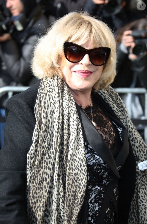 arrive au défilé Chanel le 4 mars 2014 au Grand Palais.