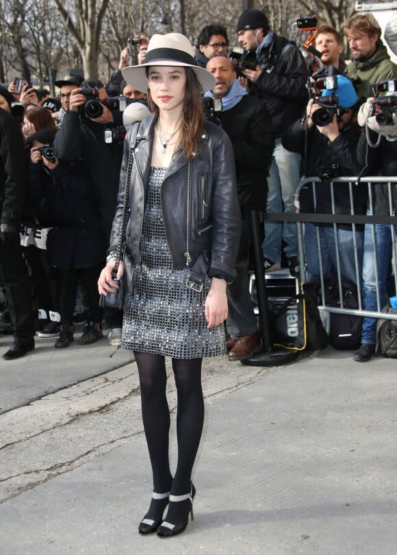 Lou Lesage arrive au défilé Chanel le 4 mars 2014 au Grand Palais.