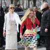 Melanie Griffith et sa fille Stella arrivent au défilé Chanel le 4 mars 2014 au Grand Palais.