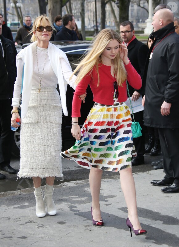 Melanie Griffith et sa fille Stella arrivent au défilé Chanel le 4 mars 2014 au Grand Palais.