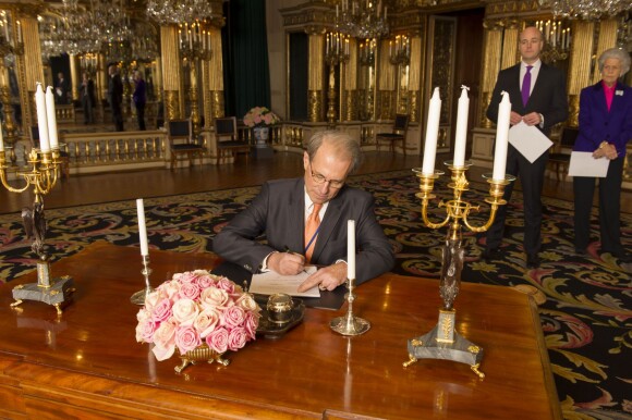 Le président du Parlement suédois Per Westerberg contresignant le 26 février 2014 au palais royal à Stockholm l'acte officiel de naissance et de titulature de la princesse Leonore de Suède.