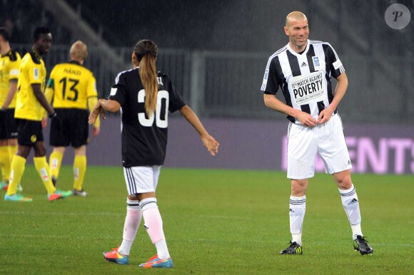 Zinédine Zidane et Marta Vieira Silva lors du 11ème match annuel contre la pauvreté à Berne en Suisse le 4 mars 2014.