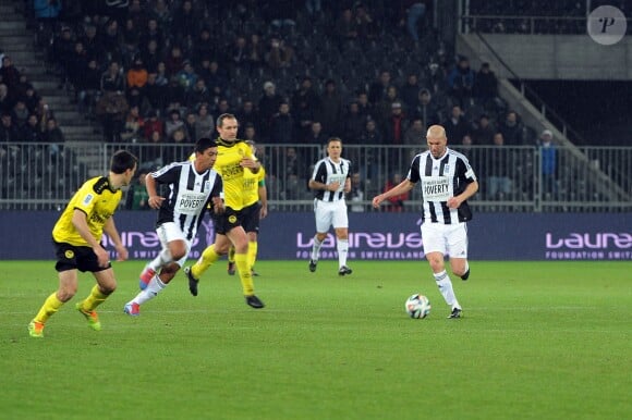 Giovane Elber et Zinédine Zidane lors du 11ème match annuel contre la pauvreté à Berne en Suisse le 4 mars 2014.