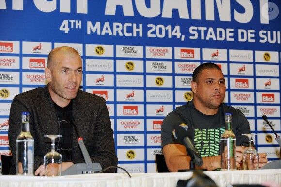 Zinédine Zidane et Ronaldo lors de la conférence de presse du 11ème match annuel contre la pauvreté à Berne en Suisse le 4 mars 2014.