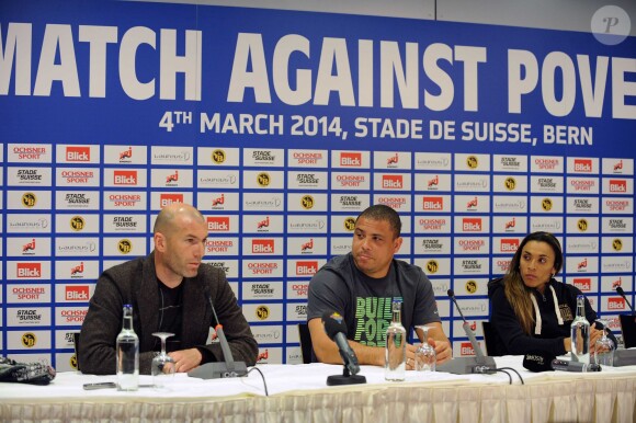 Zinédine Zidane, Ronaldo et Marta Vieira Silva lors de la conférence de presse du 11ème match annuel contre la pauvreté à Berne en Suisse le 4 mars 2014.