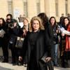 Catherine Deneuve lors du défilé Louis Vuitton durant la Paris Fashion Week, à la Cour Carrée du Louvre à Paris, le 5 mars 2014.
