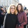 Catherine Deneuve et sa fille Chiara Mastroianni arrivent au défilé de mode, collection prêt-à-porter automne-hiver 2014/2015, de Louis Vuitton à Paris, le 5 mars 2014.