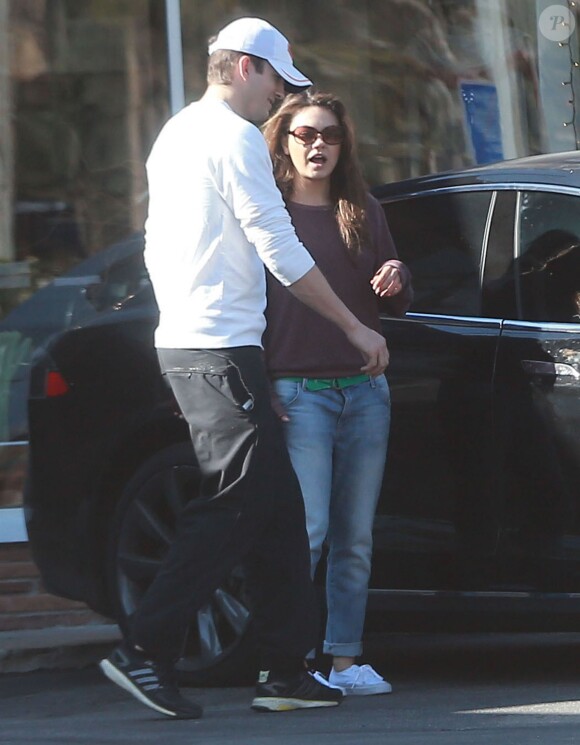 Exclusif - Ashton Kutcher et sa petite amie Mila Kunis sortent d'un salon de manucure a Studio City, le 18 janvier 2014