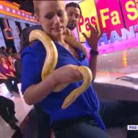 TPMP - Elodie Gossuin apeurée : L'ex-Miss France chante un serpent autour du cou