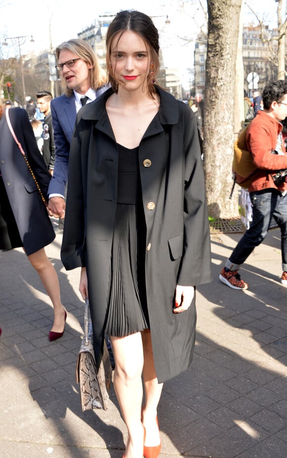 Stacy Martin arrivant au défilé de mode "Miu Miu", collection prêt-à-porter automne-hiver 2014-2015, à Paris le 5 mars 2014