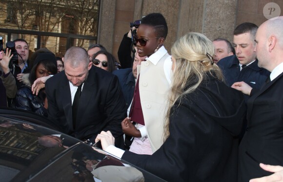Lupita Nyong'o arrivant au défilé de mode "Miu Miu", collection prêt-à-porter automne-hiver 2014-2015, à Paris le 5 mars 2014