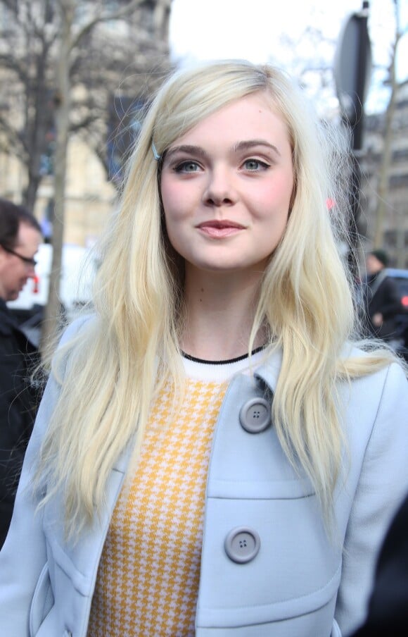 Elle Fanning arrivant au défilé de mode "Miu Miu", collection prêt-à-porter automne-hiver 2014/2015, à Paris le 5 mars 2014