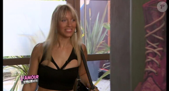 Marion arrive à la villa ("L'Amour est aveugle" saison 3 - émission du vendredi 7 mars 2014.)