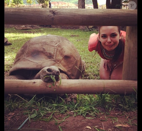 Marine Lorphelin en vacances à l'Île Maurice. Mars 2014. Elle pose ici au côté d'une tortue géante.