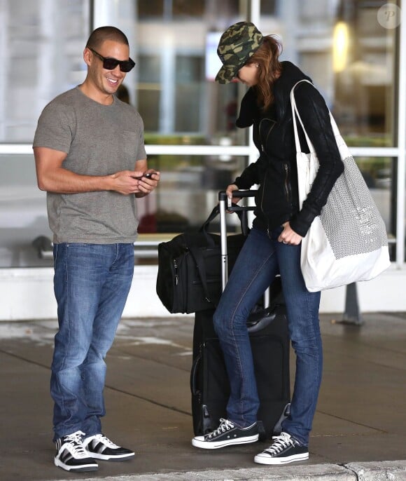 Stacy Keibler et Jared Pobre arrivent à l'aéroport de Los Angeles, le 7 décembre 2013.