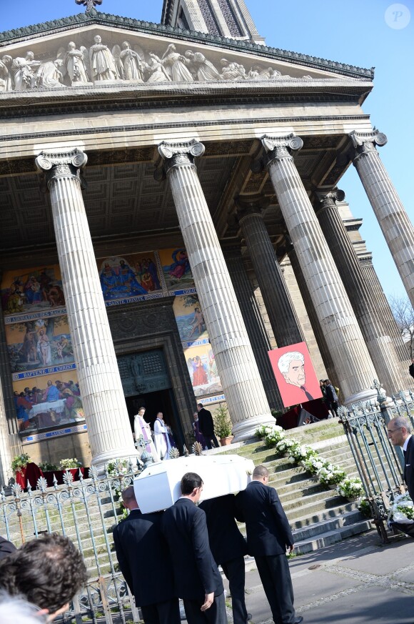 L'arrivée du cercueil lors des funérailles d'Alain Resnais en l'église Saint-Vincent-de-Paul à Paris le 10 mars 2014