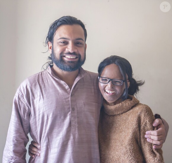 Laxmi, victime d'une attaque à l'acide en 2005, a trouvé l'amour avec le journaliste et activiste Alok Dixitet posent ensemble à New Delhi market le 2 février 2014.