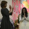 Michelle Obama remet un International Women of Courage Award à Laxmi, victime d'une attaque à l'acide, le 4 mars 2014 à Washington.