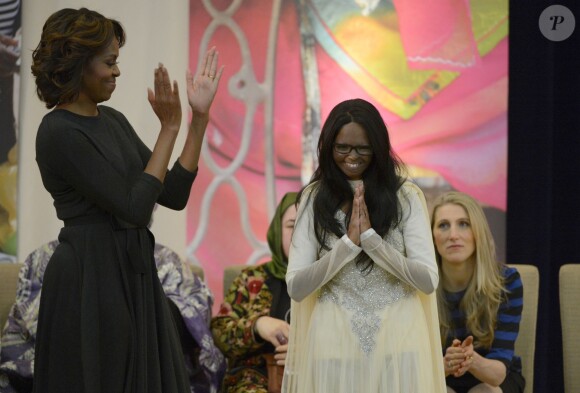 Michelle Obama remet un International Women of Courage Award à Laxmi, victime d'une attaque à l'acide, le 4 mars 2014 à Washington.