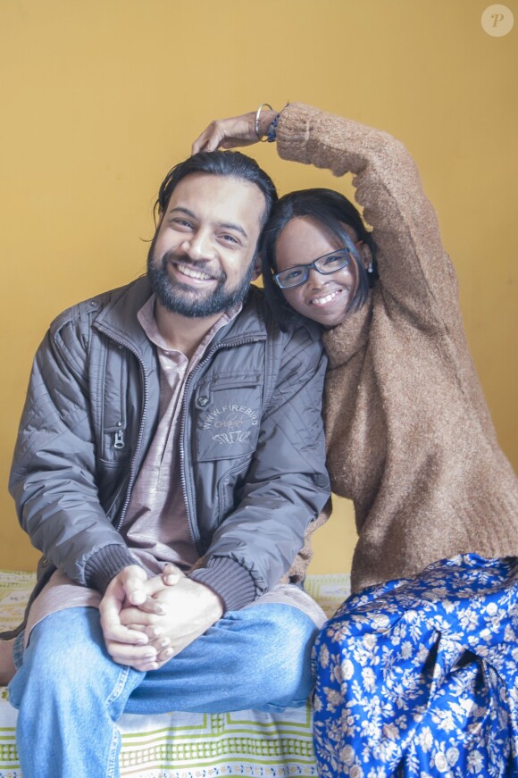 Laxmi, victime d'une attaque à l'acide en 2005, a retrouvé l'amour avec le journaliste et activiste Alok Dixitet posent ensemble à New Delhi market le 2 février 2014.