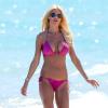Victoria Silvstedt profite d'une journée ensoleillée sur une plage de Miami, le 10 mars 2014.