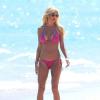 Victoria Silvstedt profite d'une journée ensoleillée sur une plage de Miami, le 10 mars 2014.