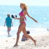 Victoria Silvstedt profite d'une journée ensoleillée sur une plage de Miami, le 10 mars 2014.